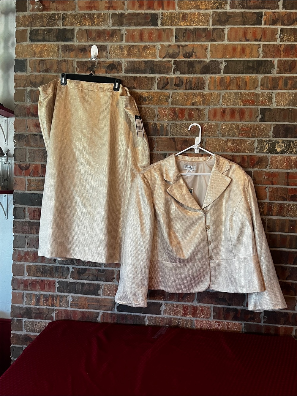 Emily Women’s 2-piece skirt suit gold metallic pattern Size:26W/28W NWT